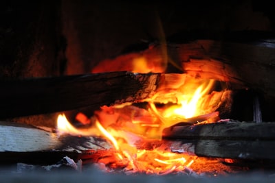 燃烧木材着火在晚上的时间

